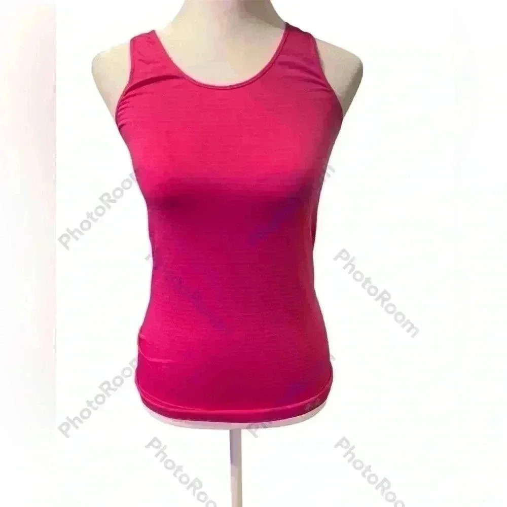 Under Armour Heat Gear fitted Razorback tank in Fushia. Women’s size S/P